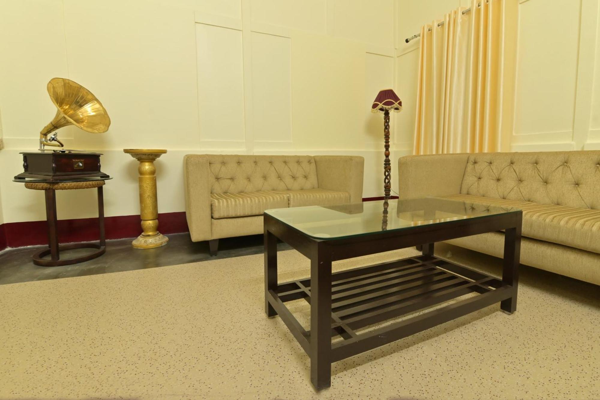 Hotel The Sumola House Jorhāt Zewnętrze zdjęcie